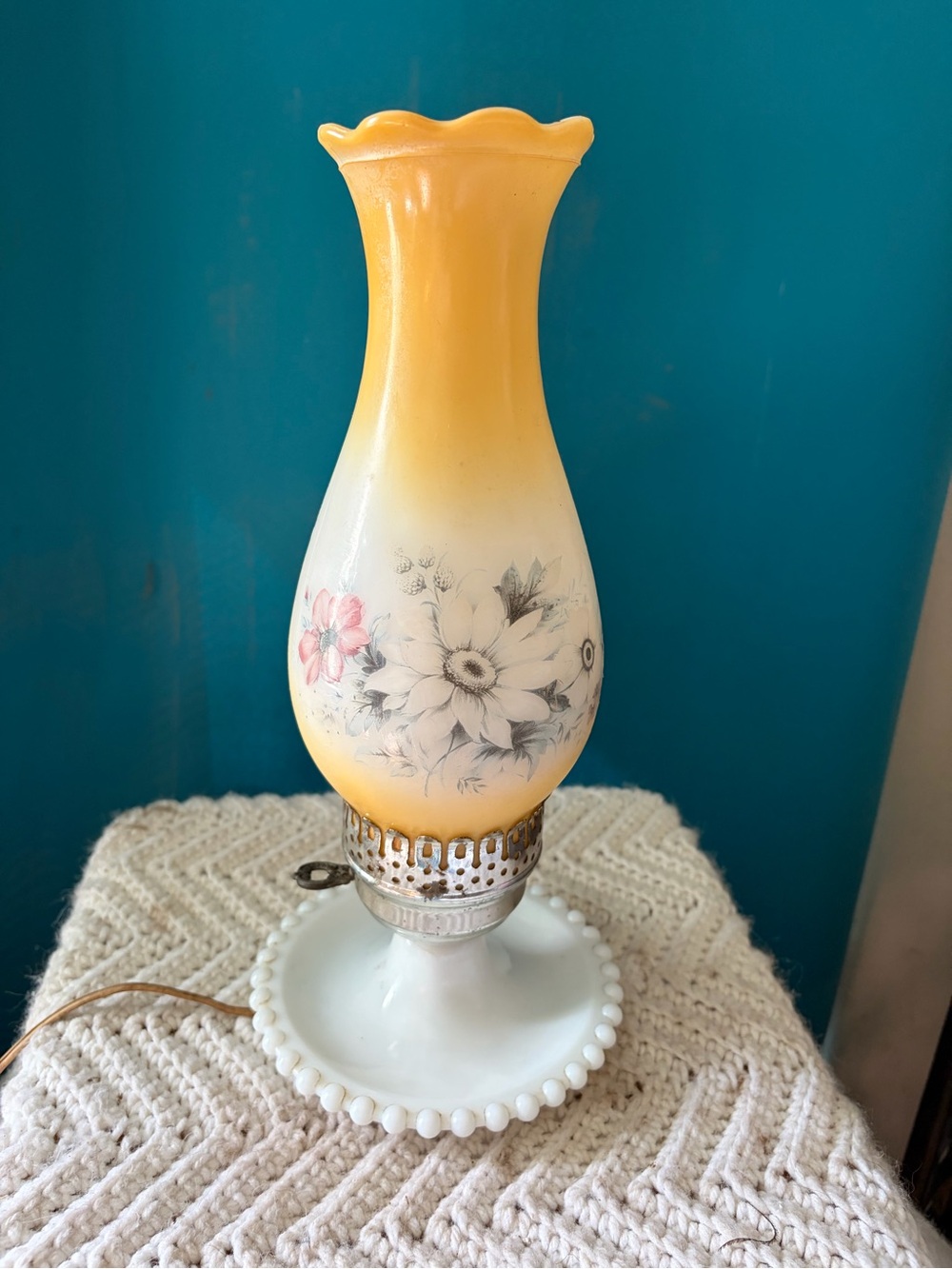 Vintage-Style Yellow and White Floral Table Lamp - Unbranded